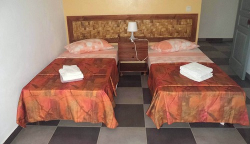 Habitación básica con 1 cama doble o 2 individuales, 2 camas individuales, fumadores