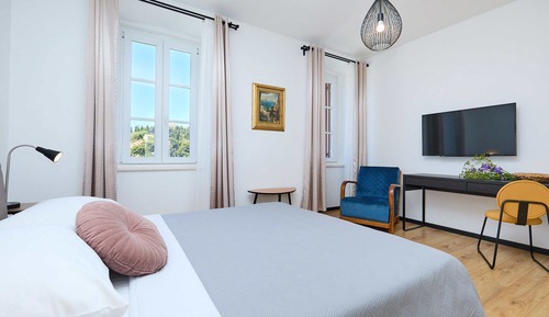 Comfort Room (0 Bedroom)