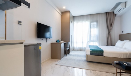 Estudio básico, 1 cama de matrimonio grande, vistas al jardín