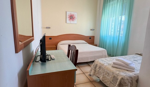 Habitación triple económica, vistas parciales al mar