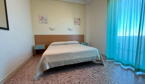 Habitación económica, 1 cama de matrimonio, vistas parciales al mar