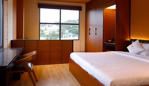 Panoramic Suite, 1 King Bed, Hill View