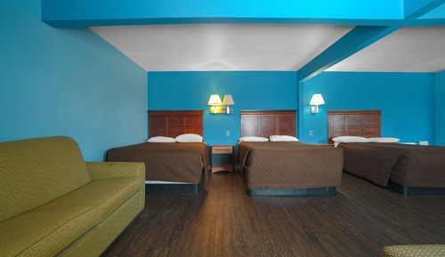 Habitación, varias camas, cocina básica