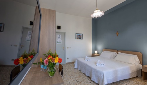 Habitación clásica con 1 cama doble o 2 individuales, balcón, vistas al jardín
