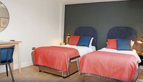 Habitación básica con 1 cama doble o 2 individuales
