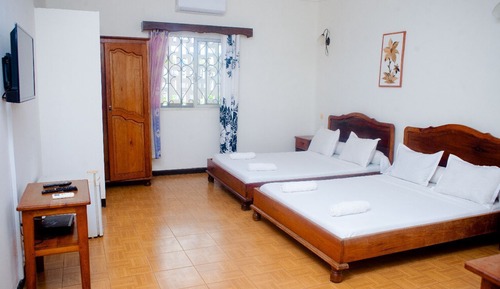 Habitación básica con 2 camas individuales