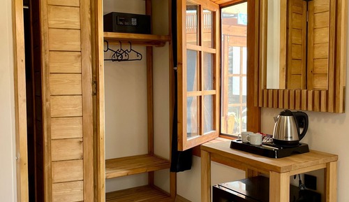 Habitación básica con 2 camas individuales