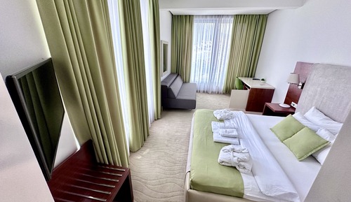 Habitación Deluxe, 1 cama de matrimonio grande con sofá cama, acceso a la piscina, vistas al mar