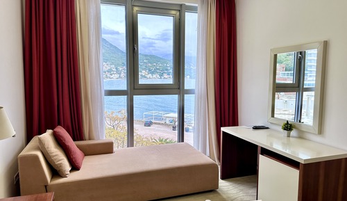 Habitación superior, frigorífico, vistas parciales al mar