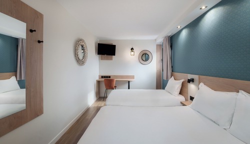 Habitación superior (1 Double bed and 1 Single bed)