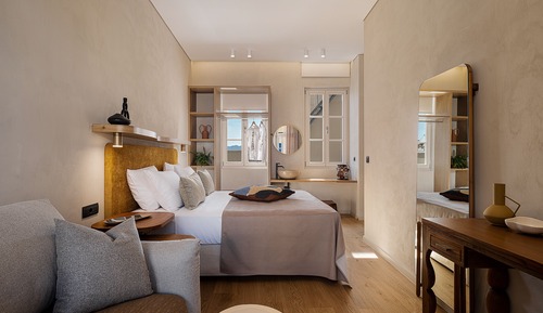 Habitación superior con 1 cama doble o 2 individuales, balcón, vistas parciales al mar