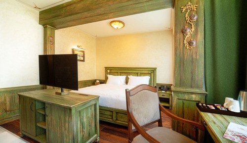 Habitación superior, 1 cama de matrimonio grande, no fumadores, balcón