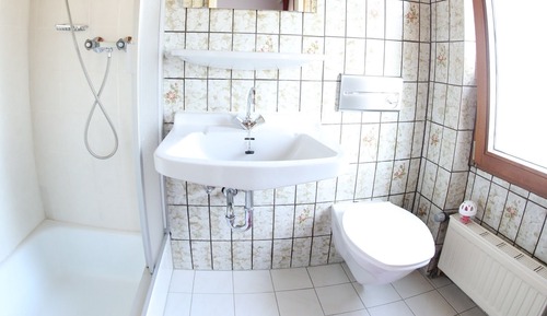 Habitación estándar con 1 cama doble o 2 individuales, baño privado, vistas al patio