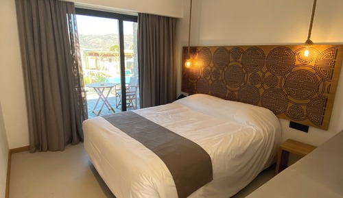 Habitación superior, vistas parciales al mar