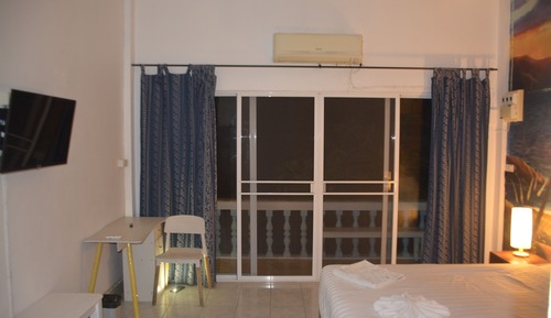 Estudio superior, 1 cama de matrimonio grande, balcón, vistas a la montaña