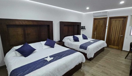 Habitación triple familiar, varias camas, vistas a la ciudad