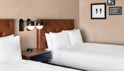 Habitación, 1 cama de matrimonio grande, cocina básica, vistas a la ciudad