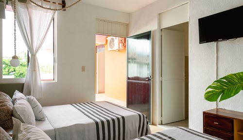 Habitación básica con 2 camas individuales, 2 camas dobles