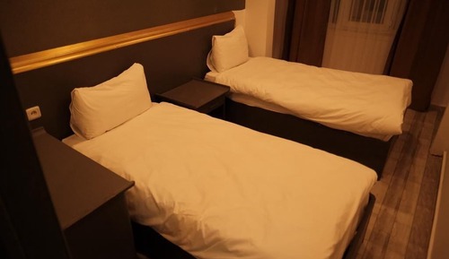 Habitación básica con 2 camas individuales