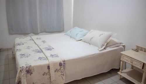 Habitación básica con 2 camas individuales