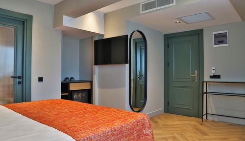 Habitación Confort, 1 cama de matrimonio grande, vistas a la ciudad