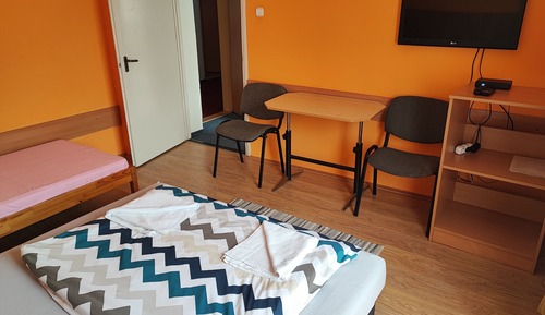 Habitación básica, varias camas, baño privado