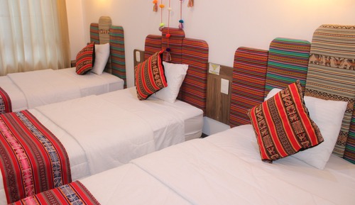 Habitación triple clásica, 3 camas individuales, baño privado, vistas al patio