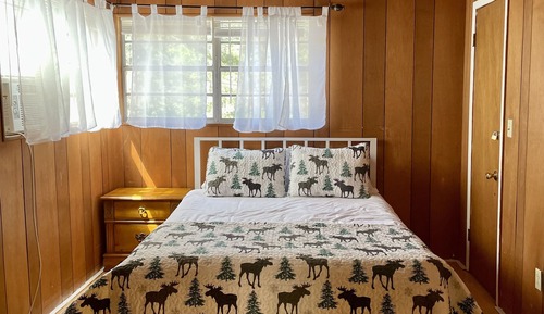 BLACK BEAR (No.13) 3 Bedroom/ 2 Bath, AC Window Unit, Split Level with Staircase