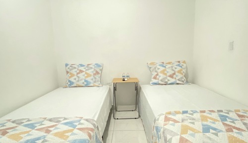 Habitación con 2 camas individuales, baño privado