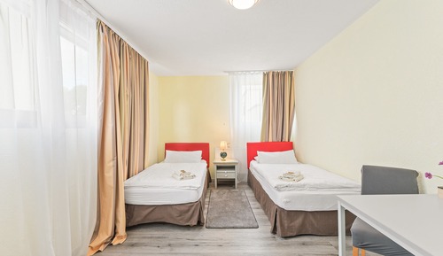 Habitación básica con 2 camas individuales, baño privado