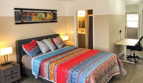 Suite estudio clásica (Queen Bed, Desk, Roku-TV)