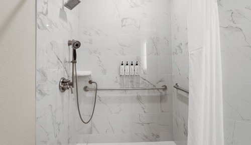 Habitación estándar, 2 camas de matrimonio, accesible en silla de ruedas (Roll-In Shower)