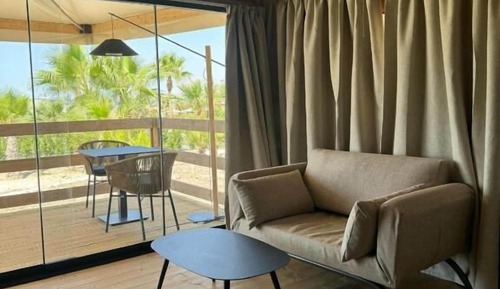 Tienda Deluxe, vistas al jardín, en edificio anexo