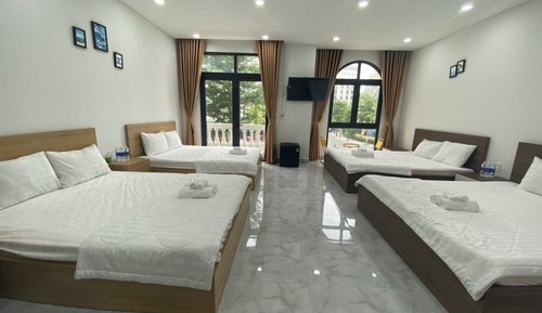 Habitación cuádruple básica, varias camas, vistas a la ciudad