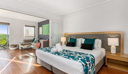 Apartment, 1 King Bed, Balcony, Mountain View
