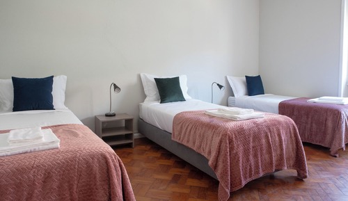 Habitación triple clásica, no fumadores, baño compartido
