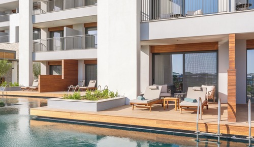DELUXE DOUBLE 4 SWIM-UP ROOM SEA VIEW (COMMUNITY ZONE)