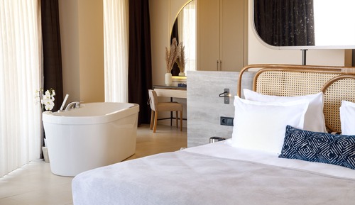 Breeze Suite Gentlemen's Room