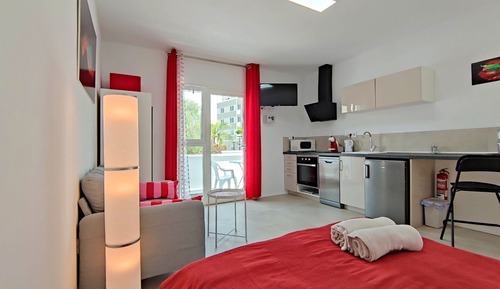 Estudio, varias habitaciones, fumadores, balcón