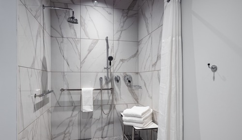 Habitación, 2 camas de matrimonio, vistas a la ciudad (Hearing, Roll-In Shower)