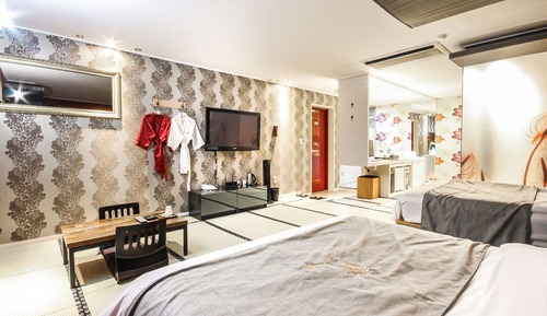 Room (Suite Room-Single + Queen Bed)
