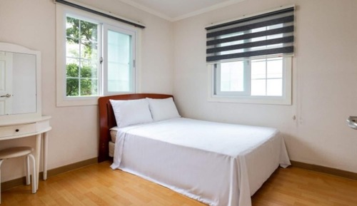Room (66)