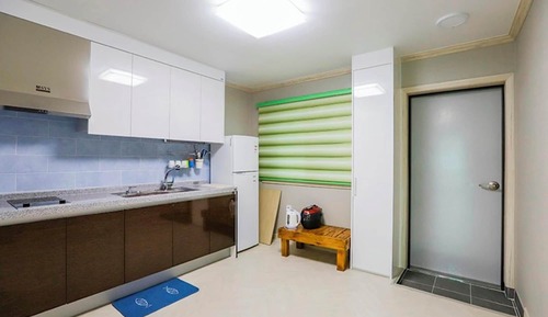 Room (Room 202)