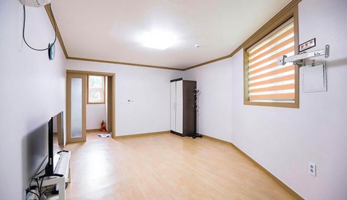 Room (Room 304)