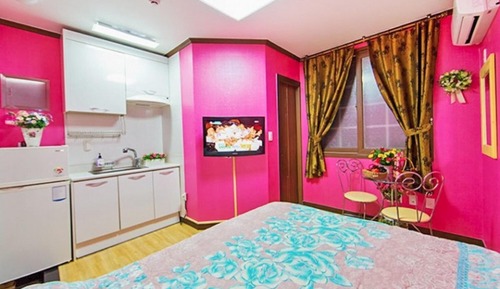 Room (Room 204)