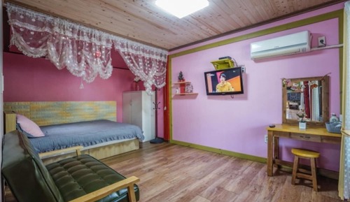 Room (Rose)