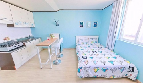Room (302)