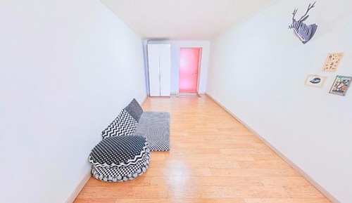 Room (Room 201)