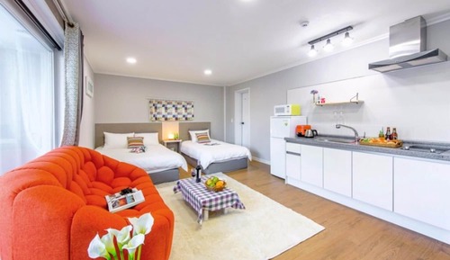 Room (Room 102)