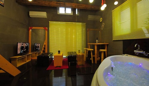 Room (Funky XY (Duplex Spa))